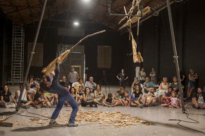 Júlia Farrero presentará ‘Teia’, un espectáculo inspirado en las fallas del Pirineo.