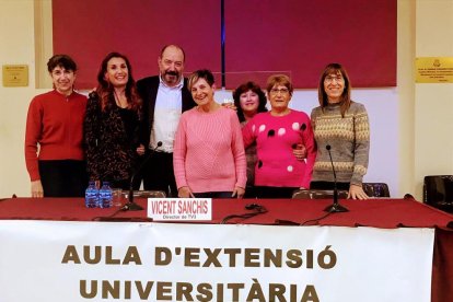 Vicent Sanchis amb Maite Andrés i membres de la junta de l'associació.