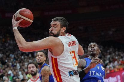 Marc Gasol, que solo anotó dos puntos, captura un balón ante el italiano Paul Biligha.