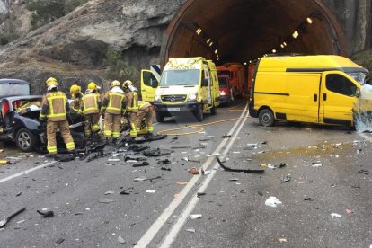 Un herido crítico en un choque entre un coche y una furgoneta en Gerri de la Sal