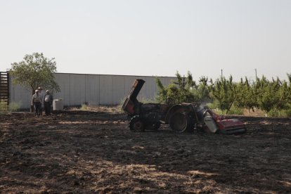 Vista del tractor calcinat ahir al matí a Alpicat.