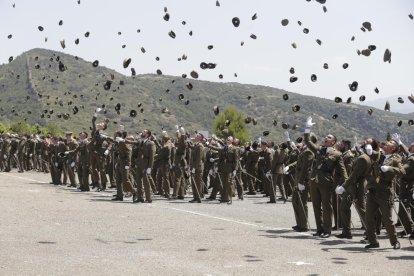 Els sergents de la 44 promoció de l’acadèmia militar llançant la gorra a l’aire després que el rei ordenés trencar files.