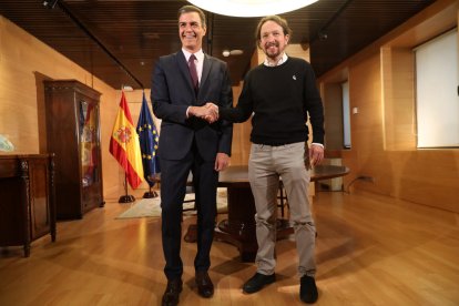 A la espera de otra imagen como esta  -  El presidente del Gobierno central en funciones, Pedro Sánchez, y el líder de Unidas Podemos, Pablo Iglesias, se podrían reunir el lunes para intentar desbloquear las negociaciones. Así lo avanzó ayer J ...