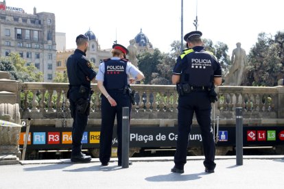 Agentes de los cuerpos de seguridad durante un dispositivo contra los carteristas en el metro.