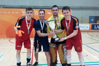 Aleix Marimon, Marc Soler, Jordi Pons i Sergi Duch, amb les medalles i la copa de campions.