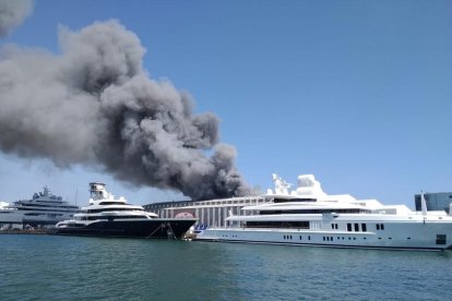 La columna de humo que provocó ayer un incendio en el puerto de Barcelona.