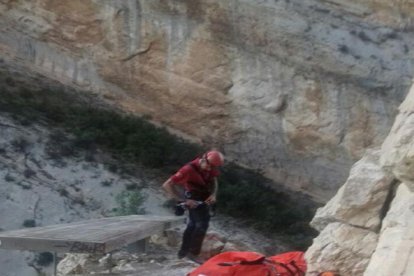 Uno de los bomberos GRAE que el lunes participaron en el rescate en Sant Esteve de la Sarga. 