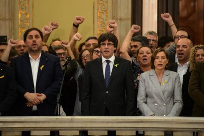 Oriol Junqueras y Carles Puigdemont, tras la declaración unilateral de independencia, en 2017.