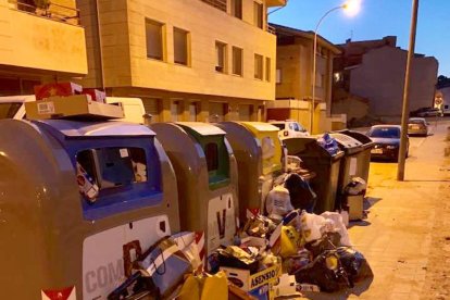 Islas desbordadas en Almacelles  - Residuos de cartón y plásticos en las aceras de Almacelles al estar llenos los contenedores. Esta es la imagen que el consistorio quiere evitar y por ello ha impulsado la recogida puerta a puerta por el centro d ...