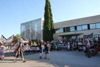 La plataforma contraria a que Tracjusa trate basura (izquierda) y la cooperativa GAP (derecha) se manifestaron al mismo tiempo ante la sede del consell de Les Garrigues.