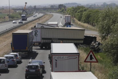 Uno de los camiones implicados en el siniestro múltiple volcó e invadió los dos carriles dirección Lleida. 