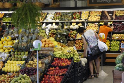 Espai de venda de fruites en un supermercat.