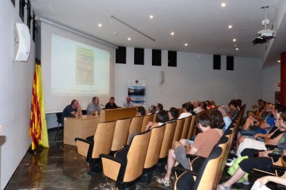 Miralles se reunió con medio centenar de ganaderos en Tremp.