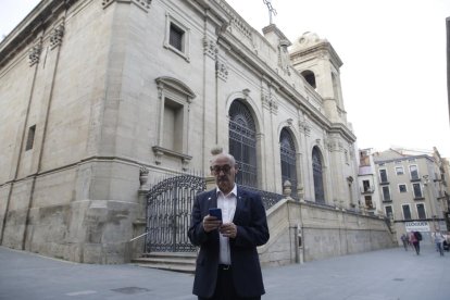 Los feligreses podrán hacer los donativos a través del móvil sin tener que ir a la iglesia o a misa. 