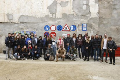 Els participants del mural que representa els drets dels ciutadans i que es va instal·lar al carrer Cavallers.