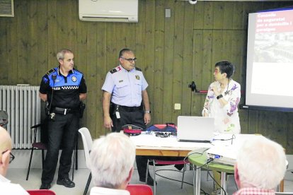 Un instante de la charla de los Mossos y la Urbana en el local social de la calle Democràcia. 