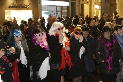 El seguici funerari del Rei del Carnaval, ahir a l’Eix Comercial.