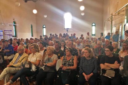 El sentido homenaje de La Pobla se tradujo en una sala repleta de público.