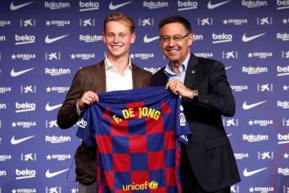 Frenkie de Jong i Josep Maria Bartomeu, ahir durant la presentació del nou jugador blaugrana.