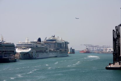 El crucero de Norwegian Pearl a su llegada al puerto de Barcelona.