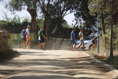 Un grup de menors tutelats sortint de l’allotjament on estan allotjats al Masnou.