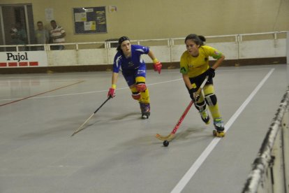 Mar Franci controla una bola davant d’una jugadora de l’Igualada.