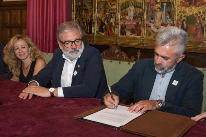 Boneu firma el nuevo convenio acompañado de Larrosa y Horcajada. 