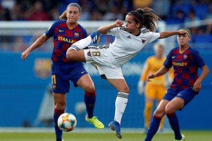 Malena Ortiz intenta controlar la pilota davant d’Alèxia Putellas.