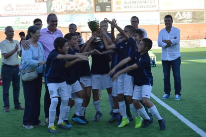 Els jugadors del Gimnàstic Manresa celebren el títol aconseguit ahir a Mollerussa.