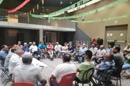 Asamblea de afectados por el incendio, ayer en Bovera.