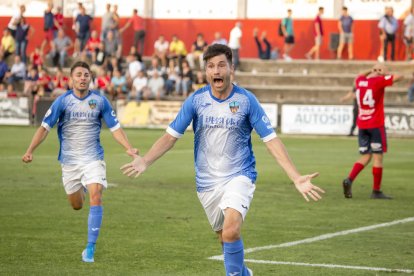 Álex Felip es dirigeix a la grada per celebrar el gol de la victòria.