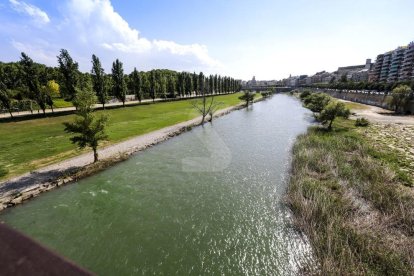 Vista de la canalización del río Segre.