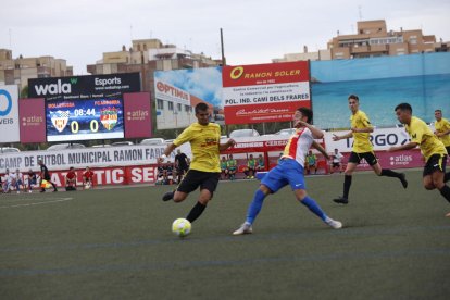 Un jugador del Mollerussa, ayer con la equipación suplente, trata de desplazar un balón, presionado por otro del Andorra.