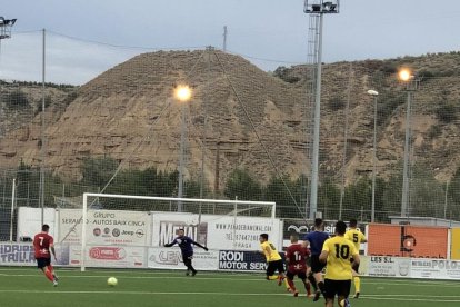 Una acción del partido jugado ayer en La Estacada entre el Fraga y el EFAC. 