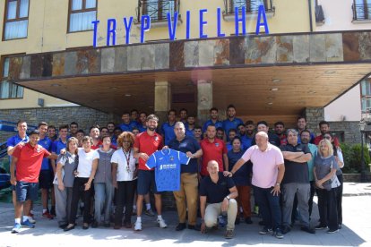 La plantilla i el cos tècnic del Lleida es van fer una fotografia amb el personal de l’hotel de l’‘stage’.