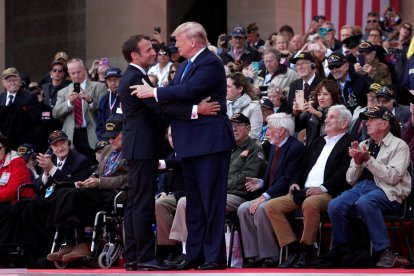 Emmanuel Macron y Donald Trump durante la ceremonia de conmemoración del Día D en el cementerio estadounidense Colleville-Sur-Mer.