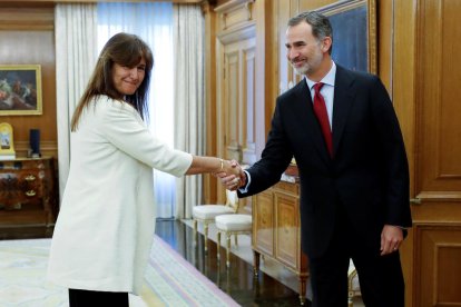 La diputada de JxCat Laura Borràs saluda a Felipe VI, ayer, en el Palacio de la Zarzuela.