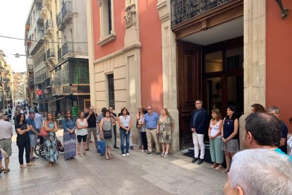 Minut de silenci - La Diputació de Lleida va fer ahir un minut de silenci per mostrar la seua repulsa envers l’últim feminicidi perpetrat a l’Hospitalet de Llobregat. Alguns membres de la corporació, encapçalats pel president, Joan Talarn,  ...