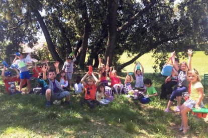 Los niños de la escuela de Sant Ramon en el parque del colegio.