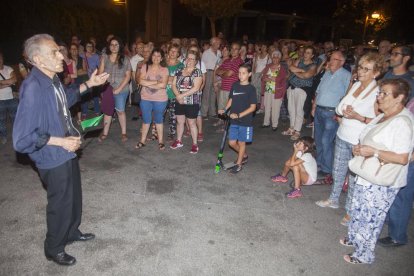 Armand Forcat, durant l’explicació davant de l’escola Jaume Balmes, a la plaça Pius XII.