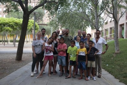 Algunos de los jóvenes saharauis y familias de acogida durante la reunión del pasado miércoles en Lleida.