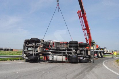 El camió bolcat a la rotonda de l'LV-3321.