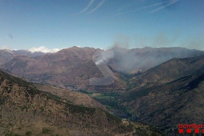 37 dotacions de Bombers treballen en un incendi a la Guingueta d'Àneu