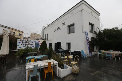 Futura sede  -  El Colegio compró hace un año el edificio del restaurante Lola Más Sabores, situado en la avenida Alcalde Rovira Roure 41, como nueva sede. El presidente, Ramon Mur, explicó que todavía no hay un calendario previsto para el tra ...