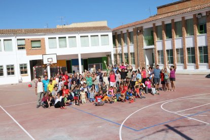 Alguns dels pares, veïns i alumnes que ahir van participar a la jornada de feina a Albesa.