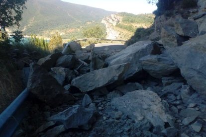 El alud de piedras provocó largas colas y se dio paso alternativo al congosto a través de la Clua y Castellnou del Montsec. 