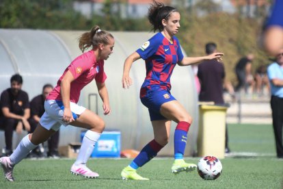 Una jugada del partido de ayer entre el Barça B y el AEM en la Ciutat Esportiva Joan Gamper.