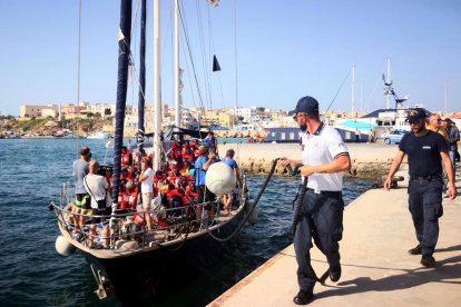 Imagen de la llegada del barco Alex al puerto de Lampedusa.