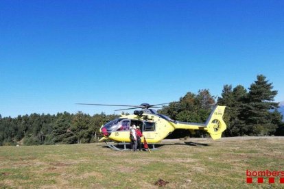 Momento del rescate del ‘boletaire’, ayer en Riu de Cerdanya. 