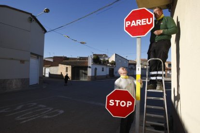 Comes (a baix), canviant un dels senyals d’estop de Torrelameu.